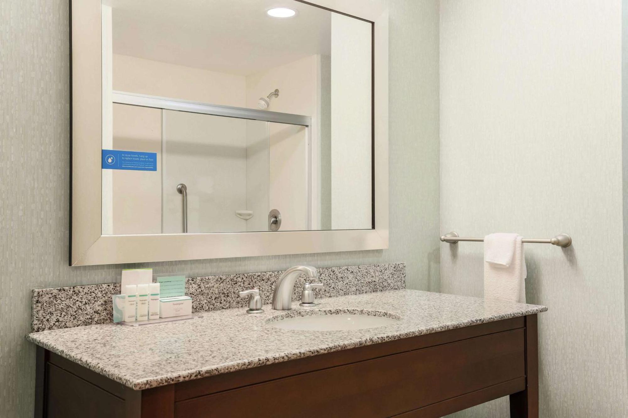 Hampton Inn & Suites Wheeling - The Highlands Triadelphia Eksteriør billede
